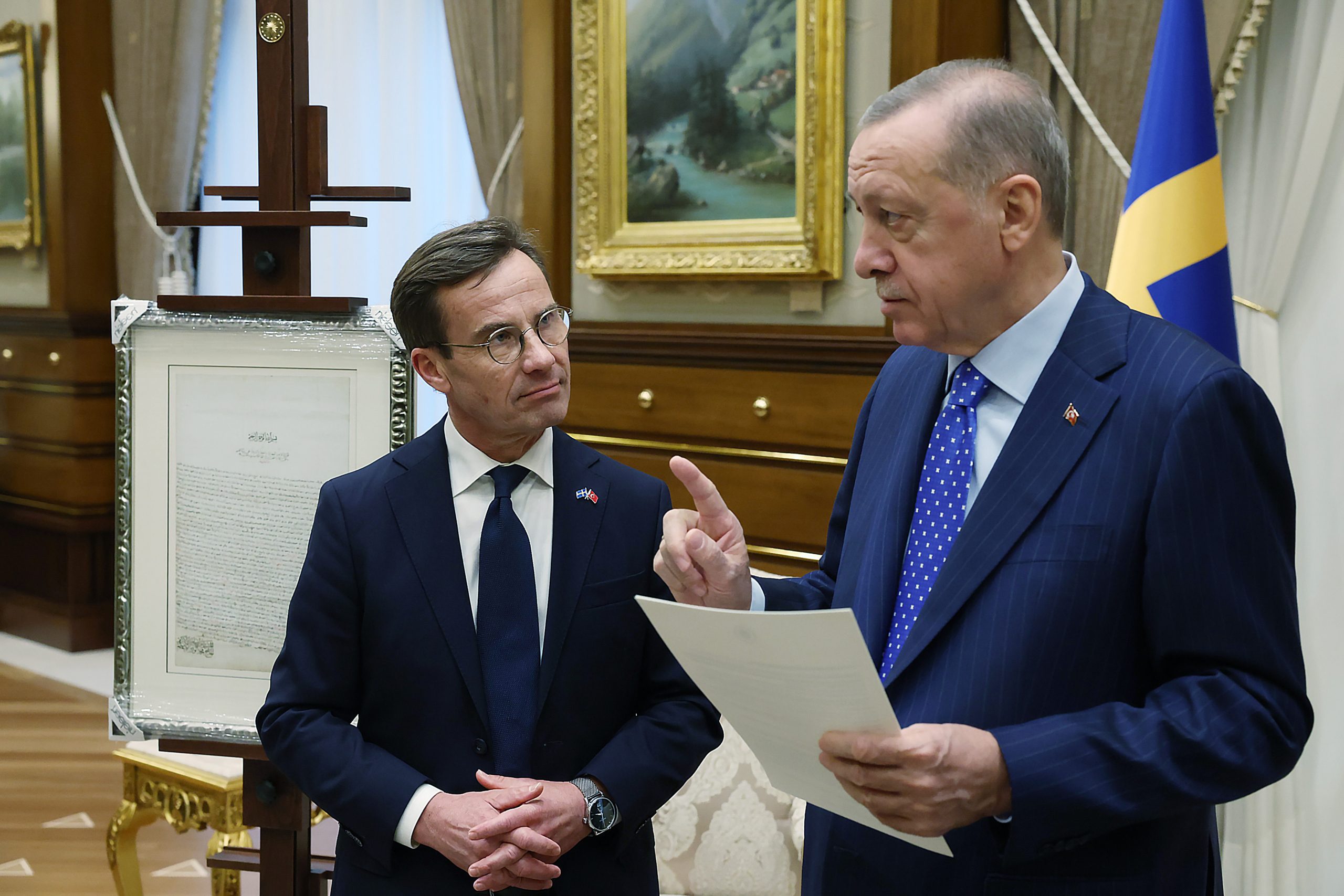 ميثاق دفاع مشترك ومساعدات عثمانية للسويد! أردوغان وكريستيرسون يتبادلان هدايا رمزية ويتحدثان عن التاريخ (صور)