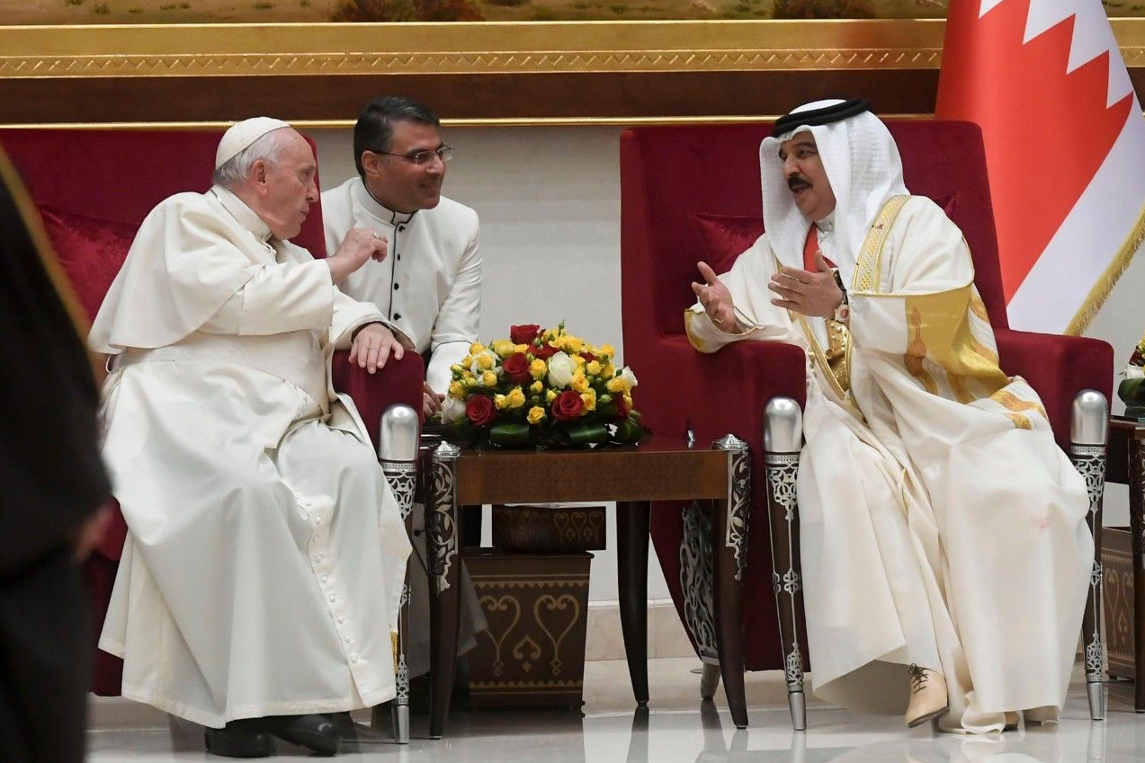 البابا فرنسيس ينتقد عقوبة الإعدام أمام ملك البحرين.. دعا لوضع حد للتمييز وانتهاكات حقوق الإنسان
