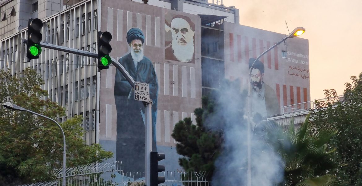 صورة لمؤسس الجمهورية الإسلامية الإيرانية الخميني وعلى يمينه المرشد الأعلى آية الله علي خامنئي/ gettyimages