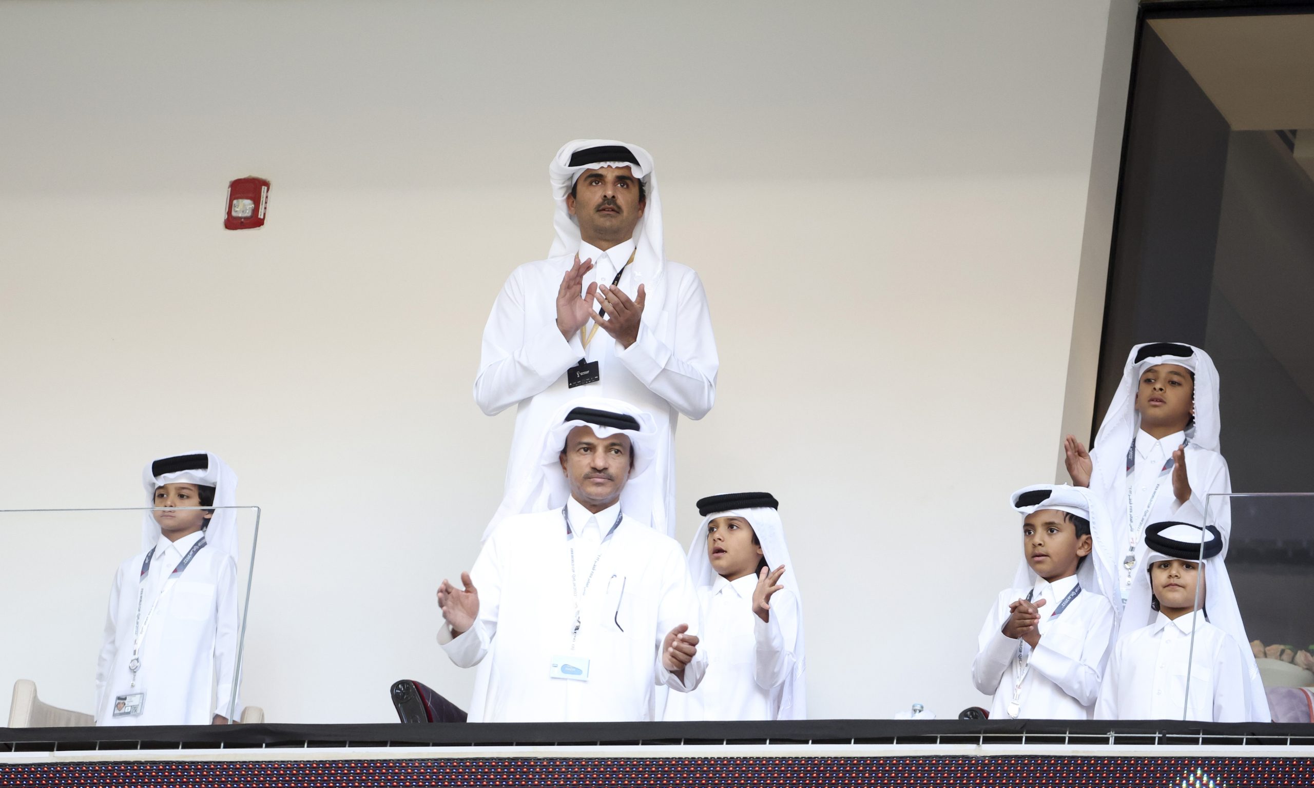أمير قطر يحتفل بفوز المغرب على بلجيكا (رويترز)