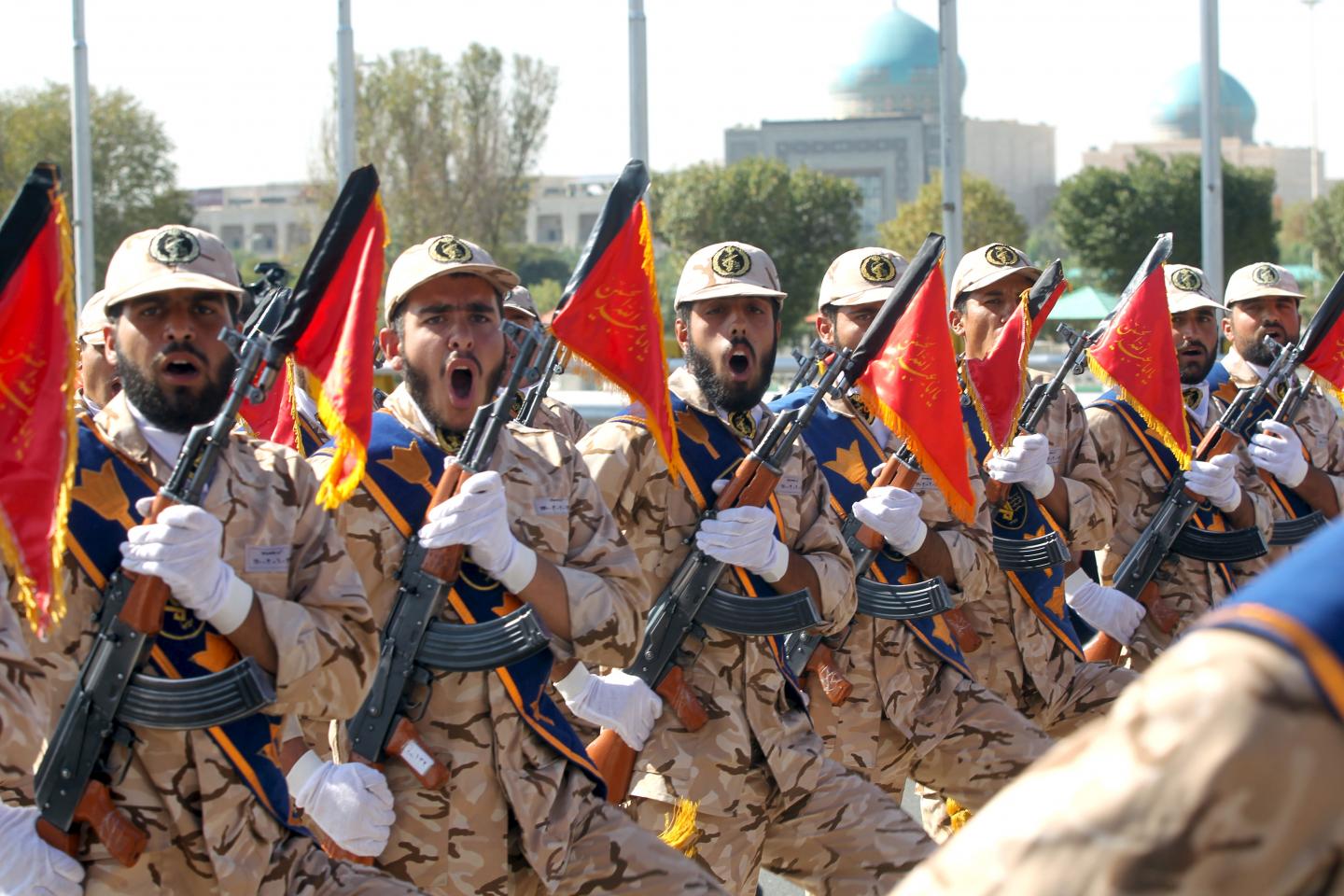 عناصر من الجيش الإيراني خلال عرض عسكري سابق/ رويترز