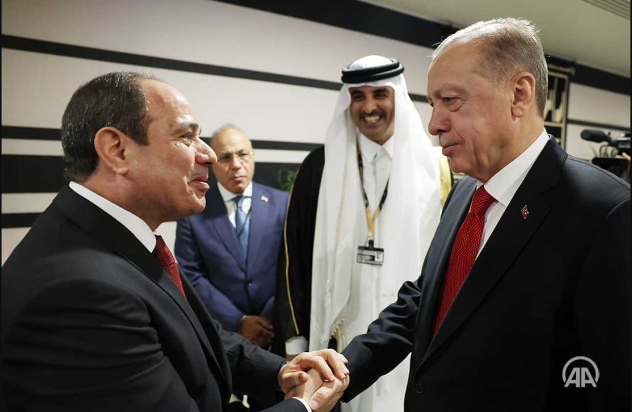 الرئيسان أردوغان والسيسي يتصافحان في حفل افتتاح مونديال قطر/الأناضول<br>