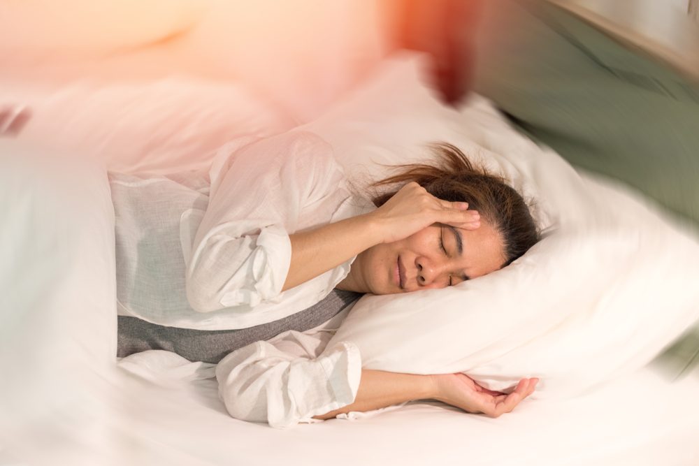 توقف التنفس أثناء النوم قد يسبب الدوار المفاجئ بعد الاستيقاظ/Shuuterstock