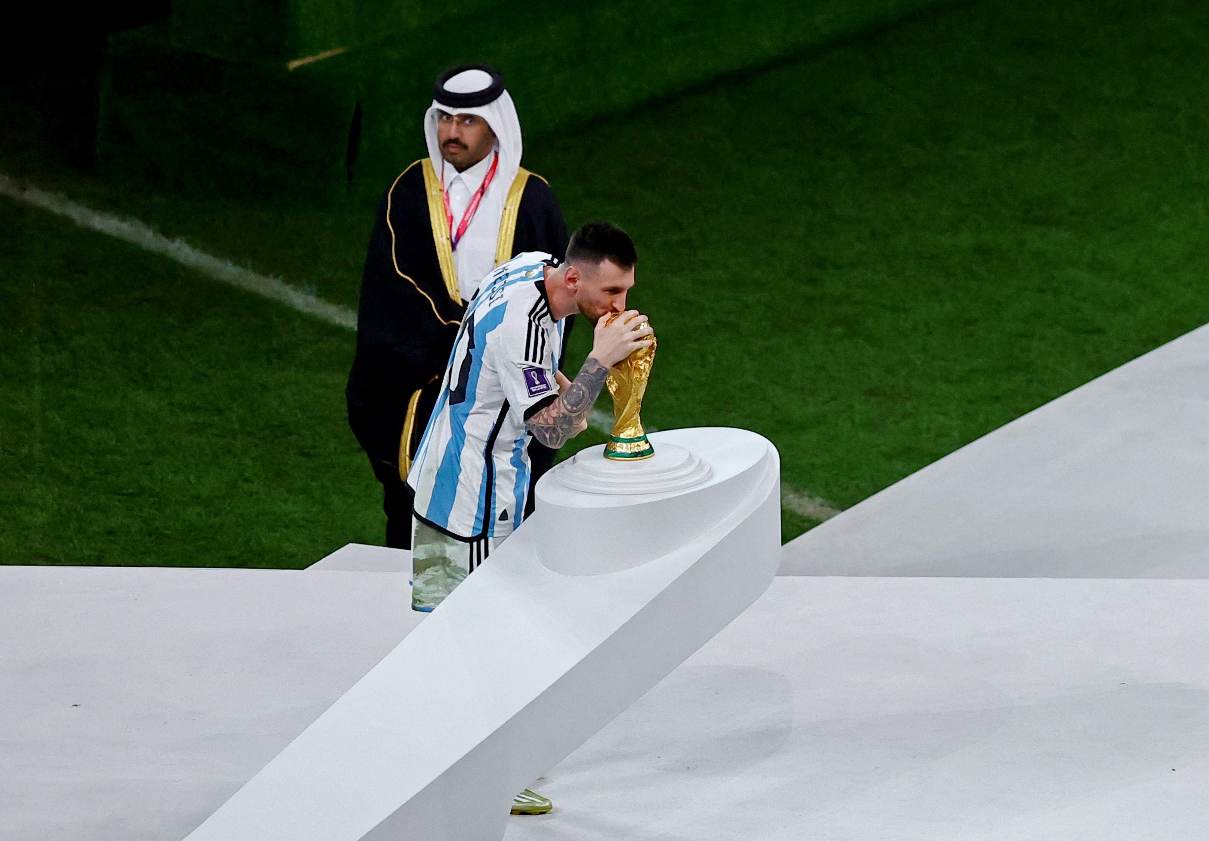 برشلونة يحاول قلب الطاولة.. يرغب بإعادة ميسي رغم تسريبات تجديد عقده مع باريس سان جيرمان