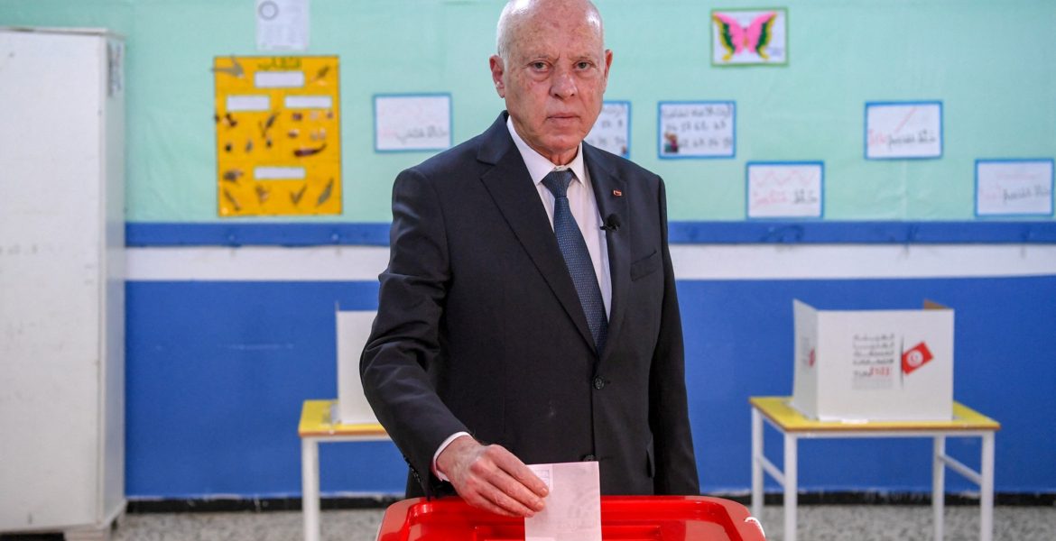 الرئيس التونسي قيس سعيد يدلي بصوته في مركز اقتراع خلال الانتخابات البرلمانية/رويترز