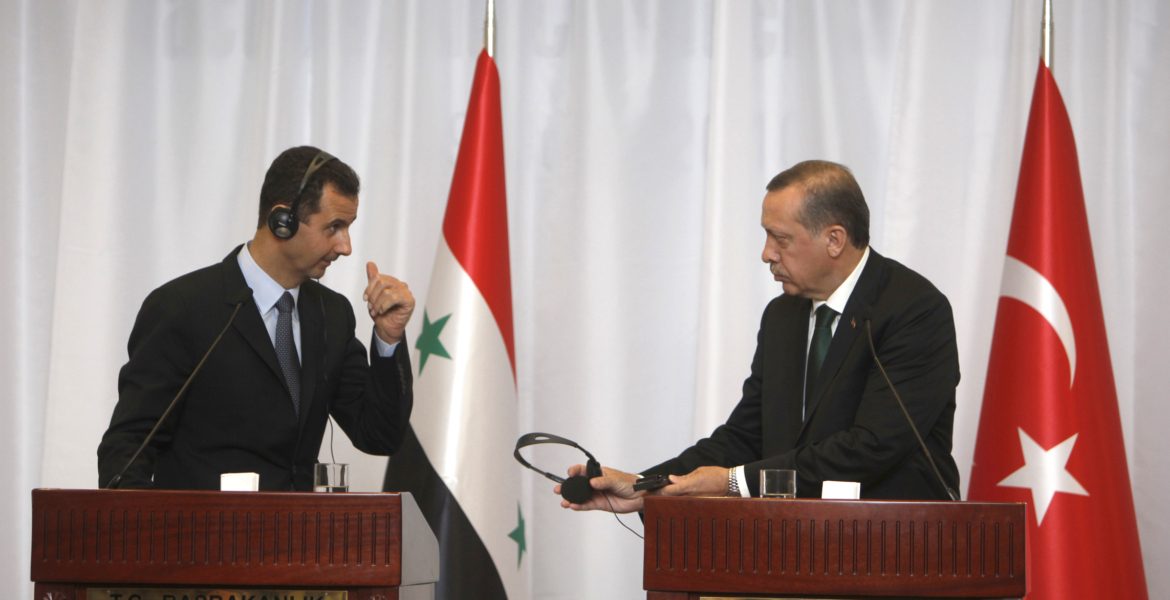 الرئيس التركي رجب طيب أردوغان، حينما كان رئيسا للوزراء، مع رئيس النظام السوري بشار الأسد في قمة بإسطنبول 2010 – رويترز