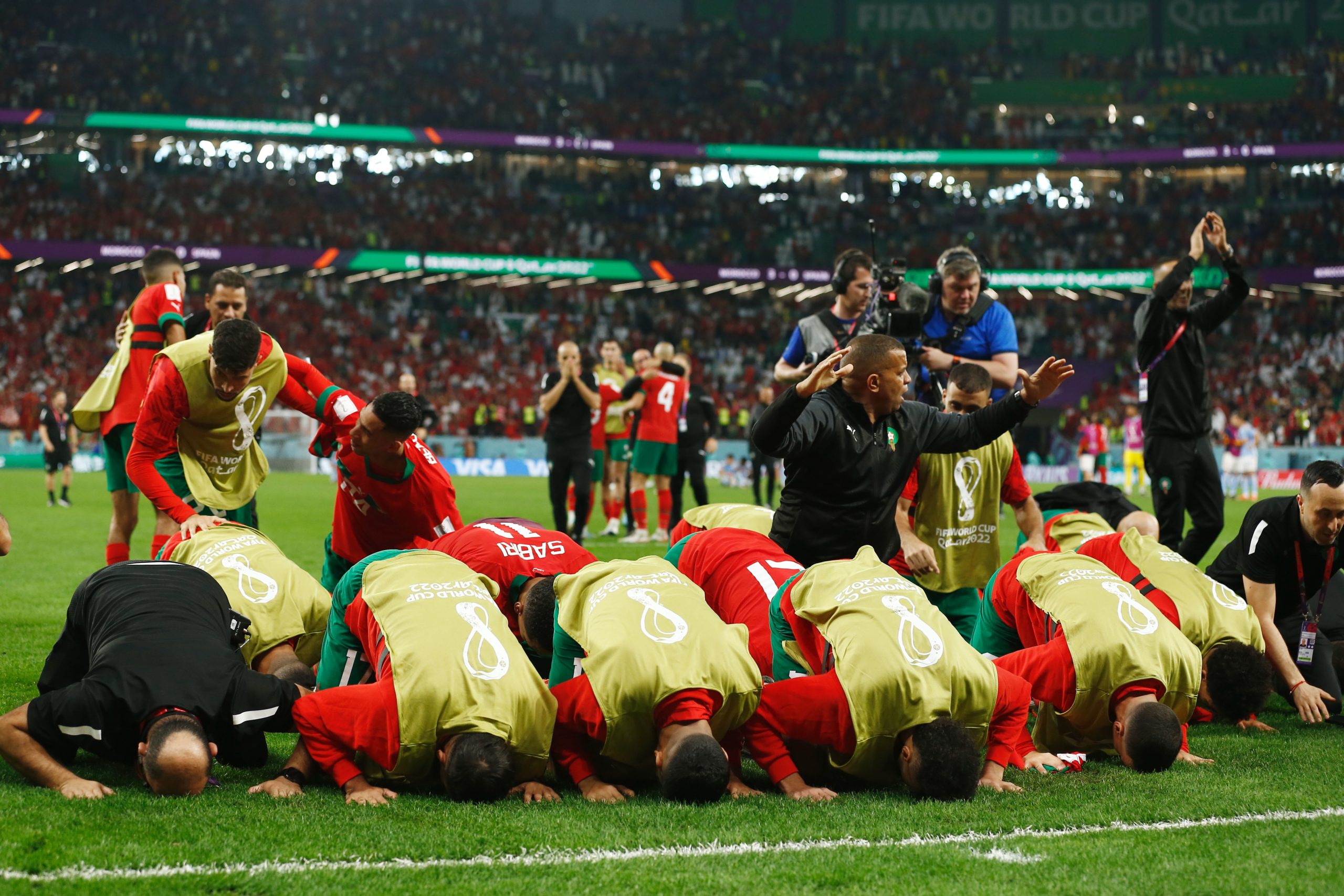 فرحة المغاربة والعرب بتأهل المنتخب المغربي / رويترز