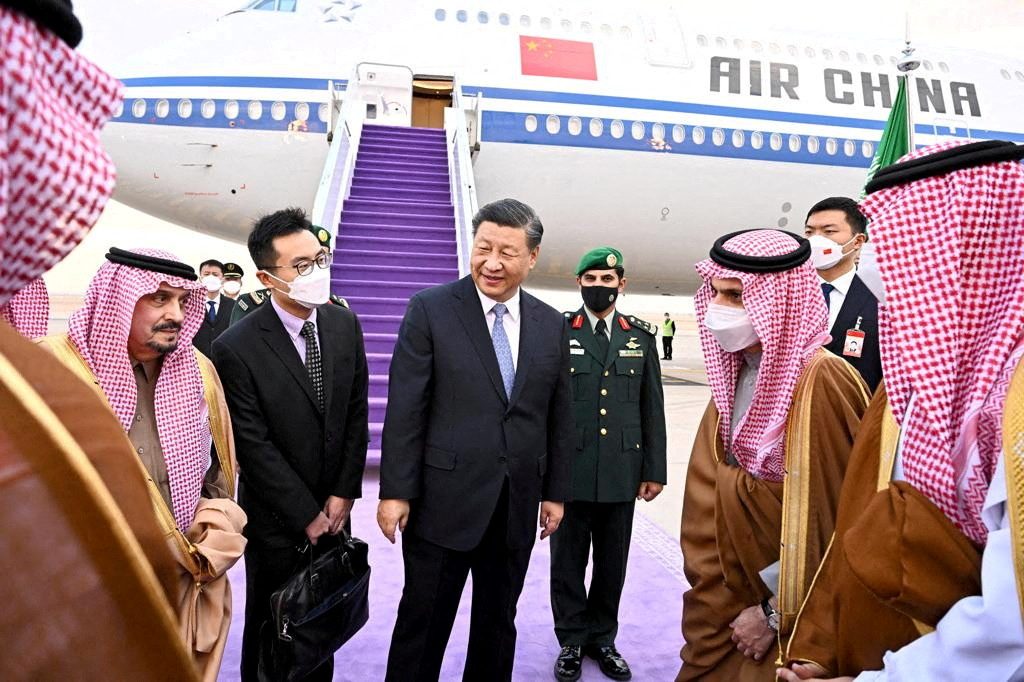 الرئيس الصيني شي جين بينغ لدى وصوله للسعودية/ رويترز