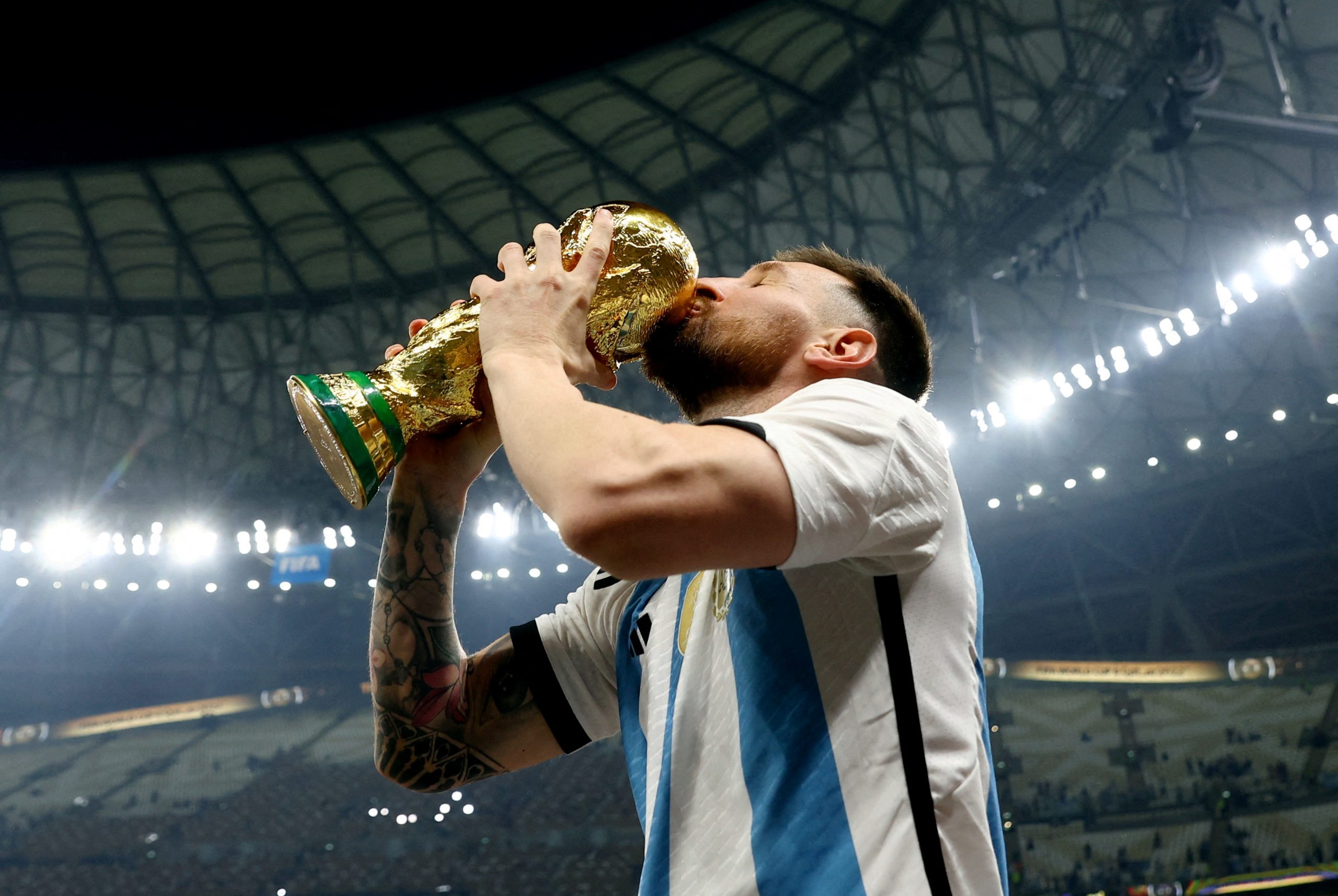 نجوم يهنئون ميسي بالفوز بكأس العالم (رويترز)