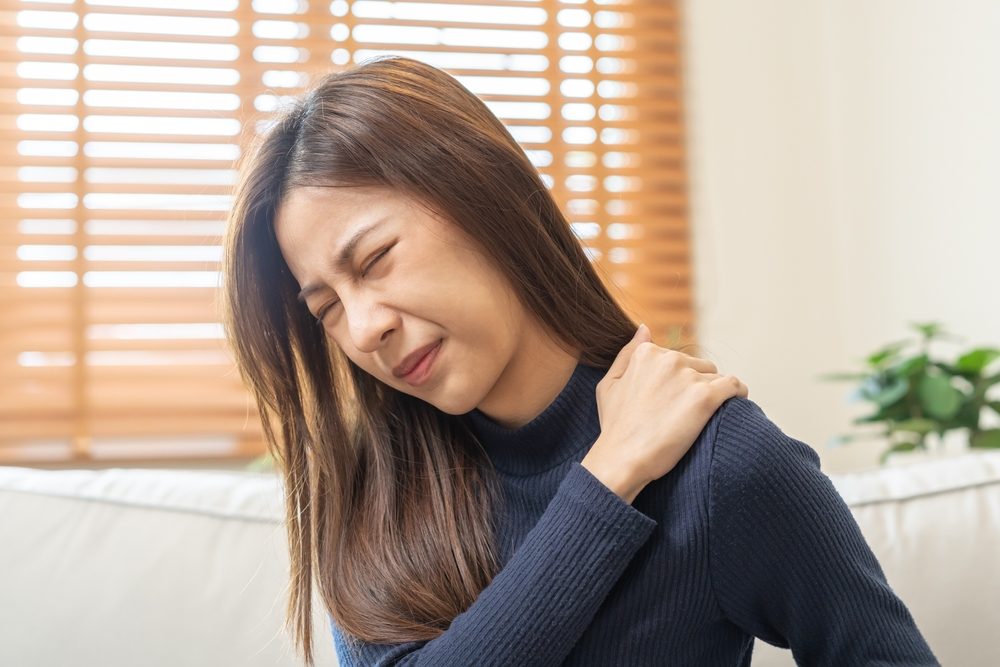 يعاني المصاب أولاً من تصلبٍ في عضلات جذعه، يتبعه تيبس في العضلات الأخرى/ Shutterstock