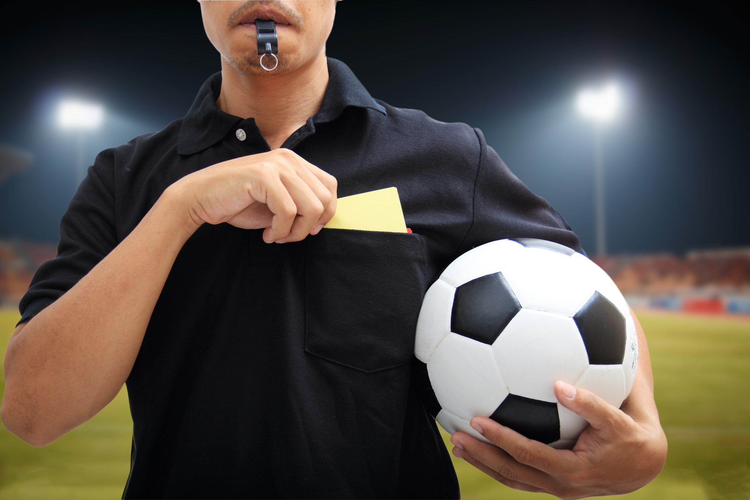 تشهير البطاقة الصفراء| shutterstock
