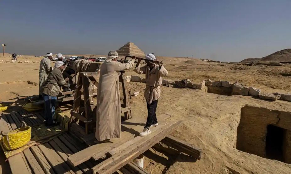 قد تكون الأقدم في مصر! علماء يعثرون على مومياء داخل تابوت بعمق 15 متراً وعمرها 4300 عام