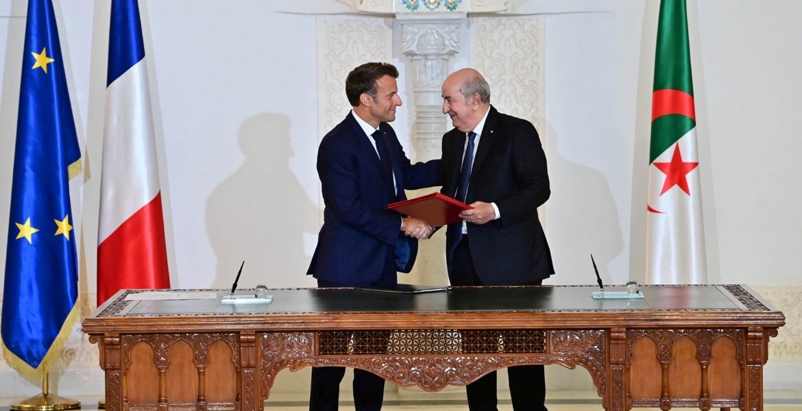 الرئيسان الجزائري عبد المجيد تبون، ونظيره الفرنسي إيمانويل ماكرون في الجزائر- رويترز