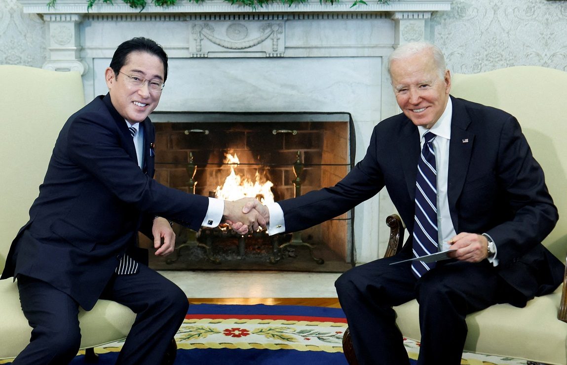 الرئيس الأمريكي جو بايدن، ورئيس الوزراء الياباني فوميو كيشيدا - رويترز