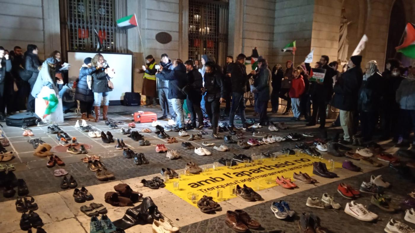 <strong>تجمع مئات المتظاهرين المؤيدين للفلسطينيين أمام قاعة المدينة في برشلونة هذا الأسبوع للمطالبة بقطع المدينة عن العلاقات مع تل أبيب</strong>