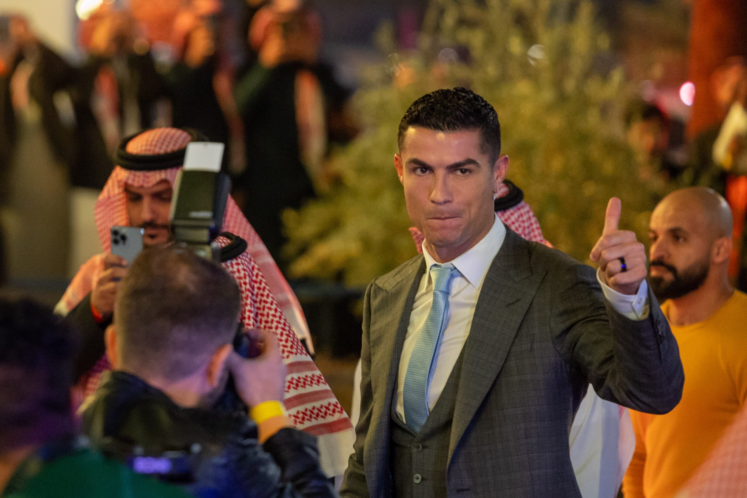 سعر ساعة رونالدو التي ظهر بها في السعودية (رويترز)