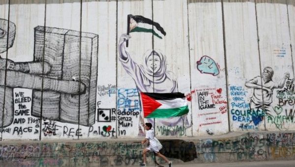 جدار عازل شيدته إسرائيل داخل الضفة الغربية/رويترز