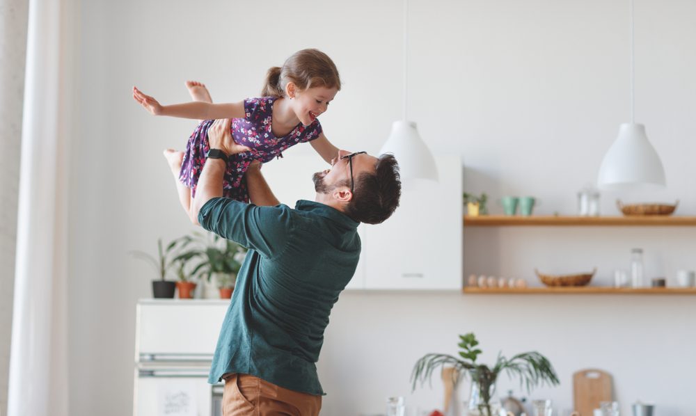 من الضروري الاستثمار في العلاقات بالأفراد ممن حولنا - Shutterstock