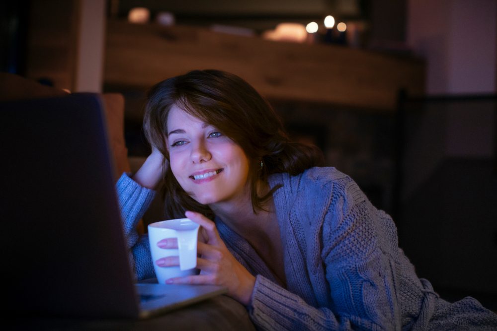 أفلام العيد والأفلام الساذجة عموماً يمكنها أن تكون مصدر هروبٍ من الواقع/ Shutterstock