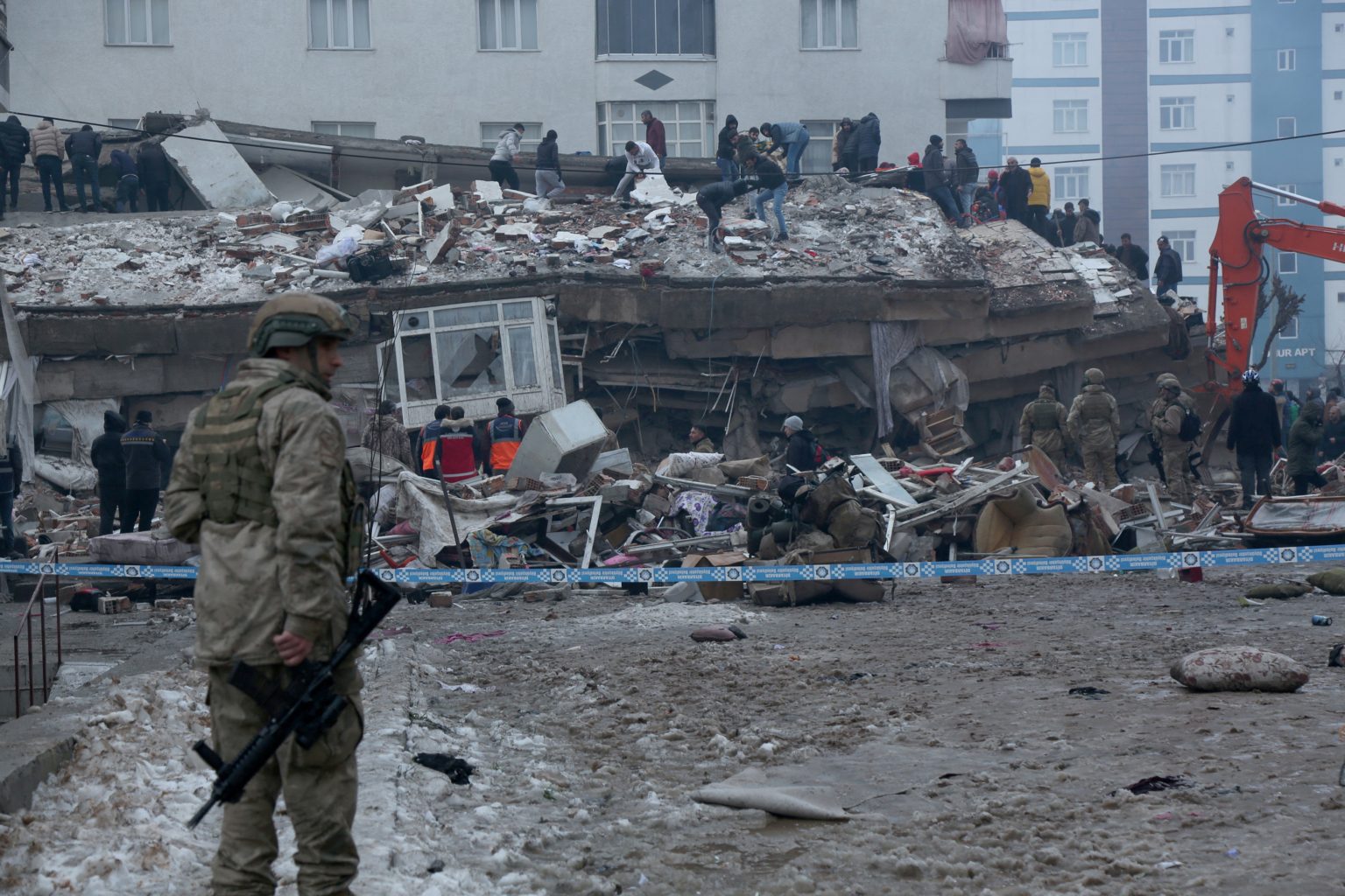 الزلزال في تركيا وسوريا أودى بحياة مئات الأشخاص- رويترز