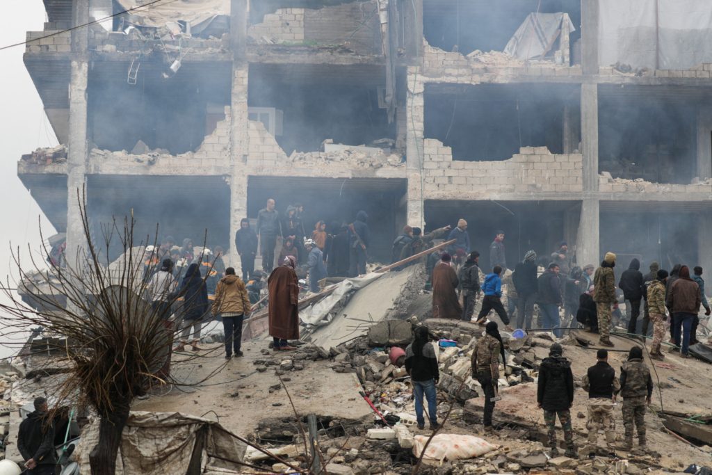 تعليق صلاح ومحرز وبرشلونة وريال مدريد على زلزال تركيا وسوريا (رويترز)