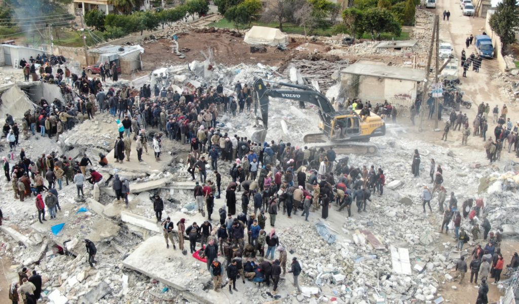 عشرات المدنيين يتجمعون قرب مبان دمرها الزلازال الأخير في شمال البلاد - رويترز
