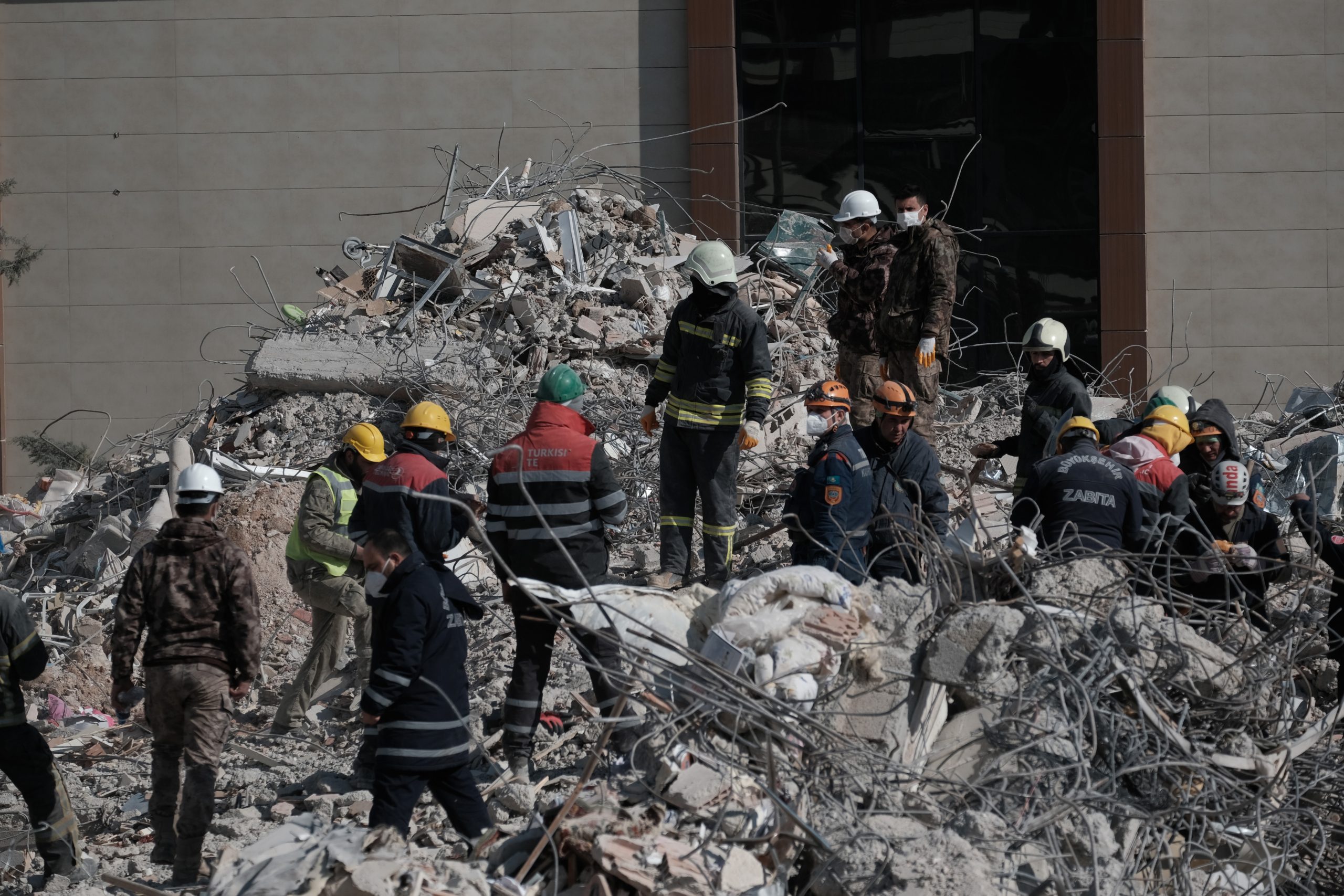 عمليات الإنقاذ مستمرة في تركيا رغم مرور 8 أيام على الزلزال المدمر - رويترز