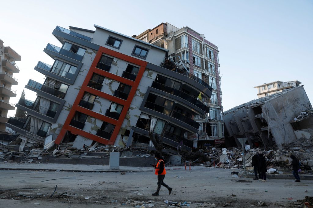 وفاة مزيد من الرياضيين في زلزال تركيا (رويترز)
