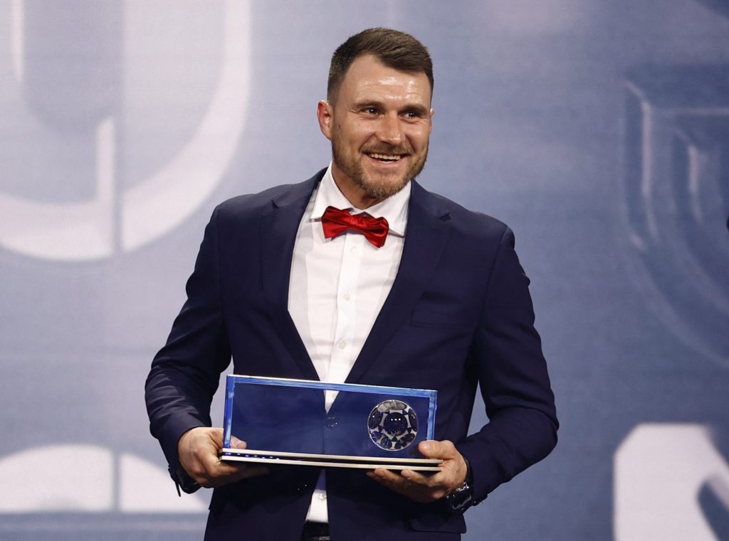 اللاعب البولندي مارشين أوليكسي الفائز بجائزة بوشكاش - رويترز