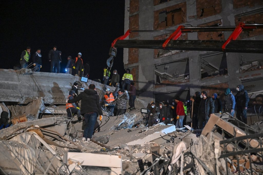 وقع زلزال تركيا وسوريا فجر الإثنين في تمام الساعة 4:17 صباحاً بتوقيت تركيا/ AA