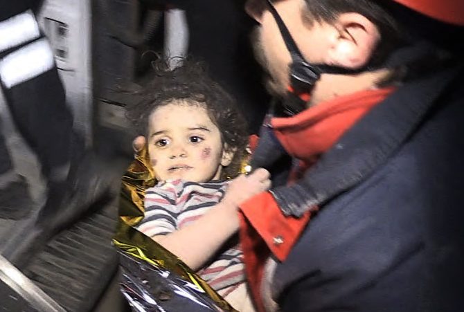 إنقاذ طفلة عمرها عامان من تحت الأنقاض في هطاي، بعد مرور 88 ساعة على الزلزال / الأناضول