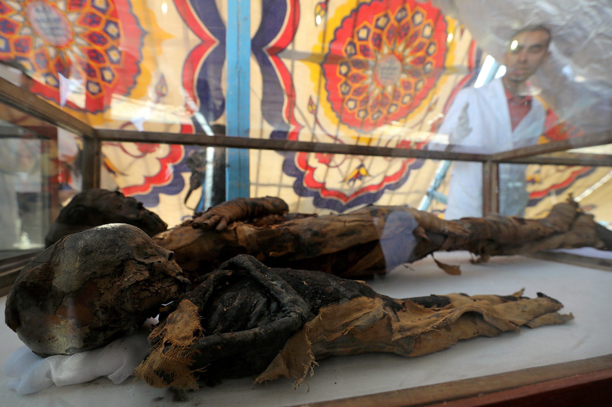 مومياوات محنطة لأم وطفلها في مقبرة فرعونية بمدينة أصوان المصرية/ رويترز