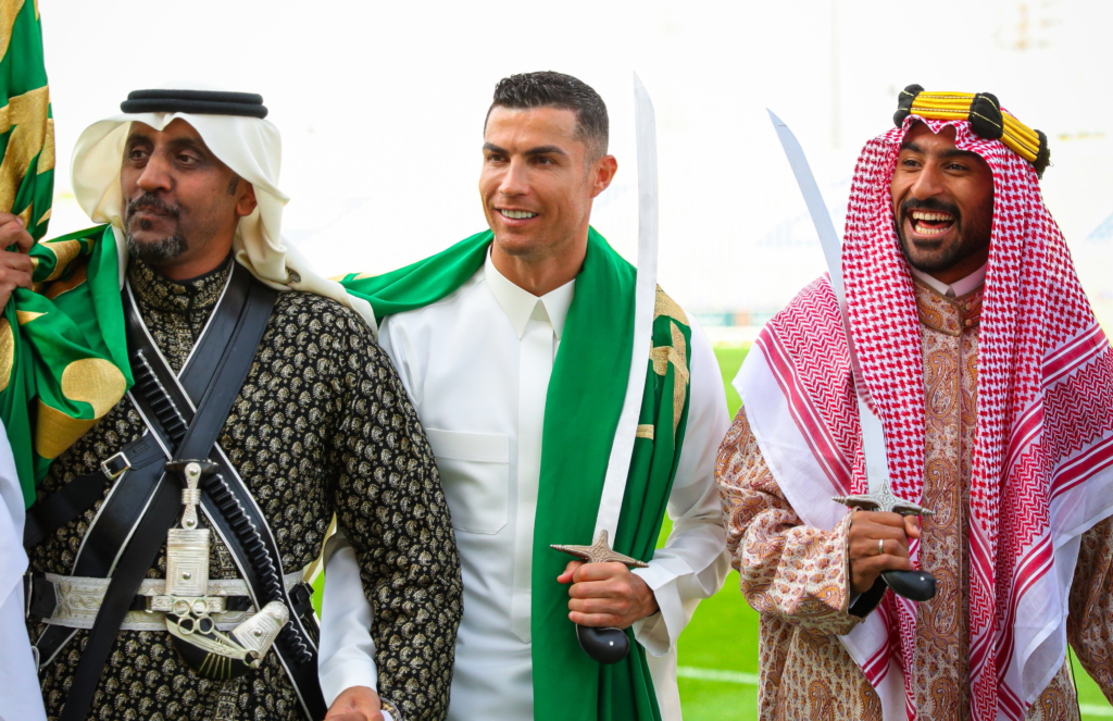 رونالدو يرقص العرضة ويرتدي الثوب السعودي (حساب نادي النصر)