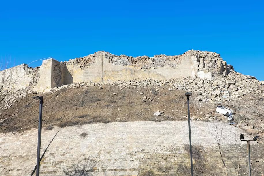 قلعة غازي عنتاب المدمرة جزئياً بعد يومين من الزلزال القوي الذي ضرب المنطقة في 6 فبراير 2023/ Getty