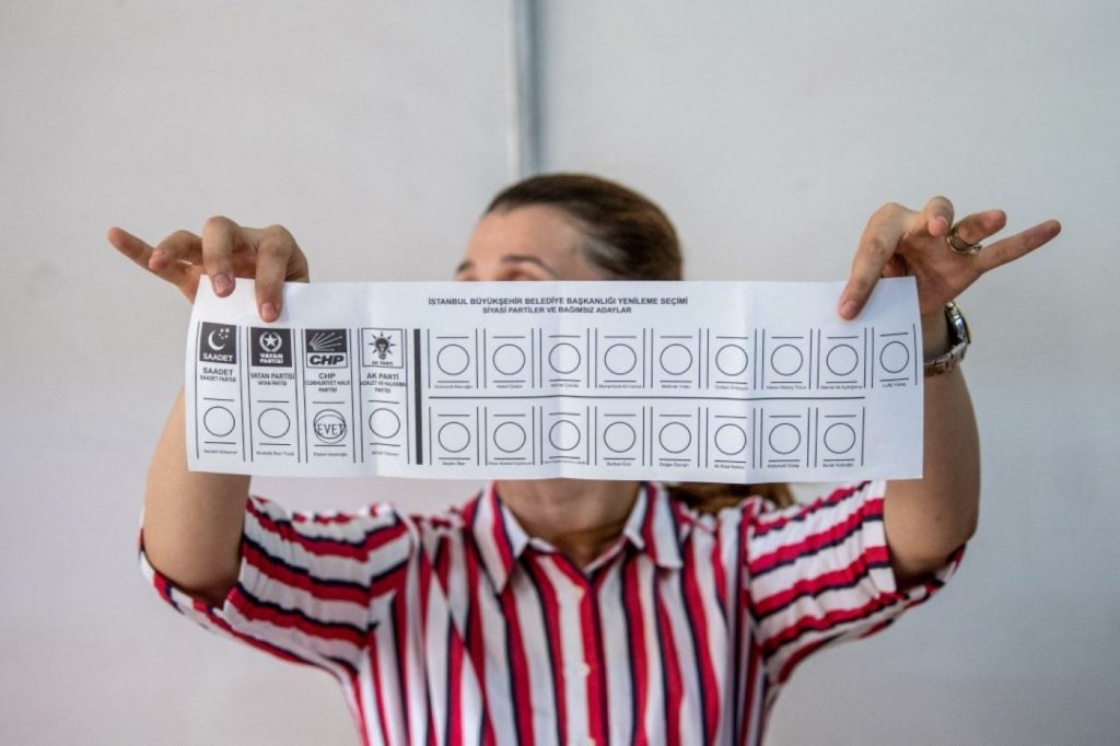 ماذا يقول الدستور حول تأجيل الانتخابات في تركيا؟