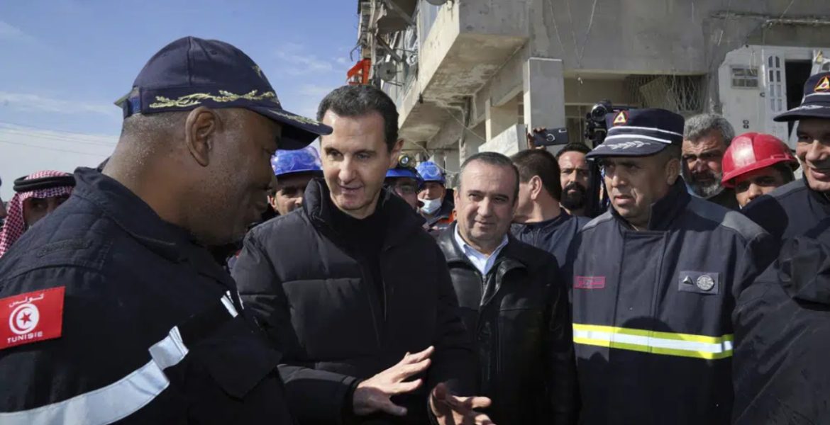 رئيس النظام السوري بشار الأسد يتفقد المناطق المتضررة من الزلزال في حلب، الجمعة 10 فبراير 2023/ رويترز