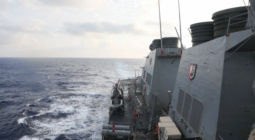 تجري المدمرة يو إس إس ميليوس التي تعمل بالصواريخ الموجهة عملية حرية الملاحة في بحر الصين الجنوبي 