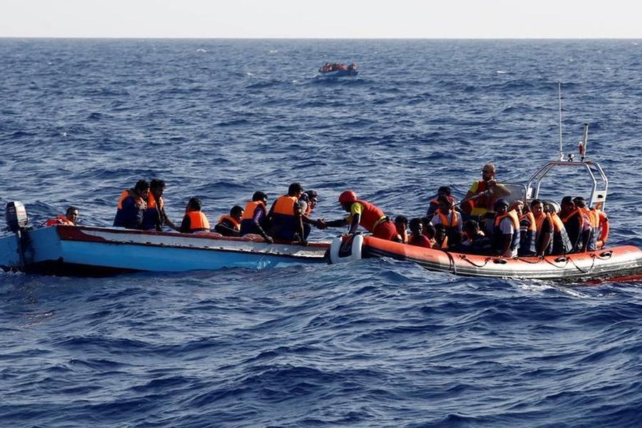 قارب يقل مهاجرين - صورة أرشيفية - رويترز