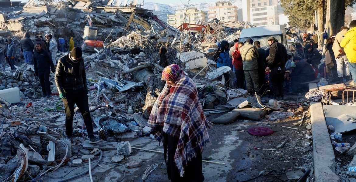 ينبشون الركام بحثاً عن أموالهم وذهبهم! ناجون من زلزال تركيا يلازمون أطلال منازلهم للعثور على مدخراتهم
