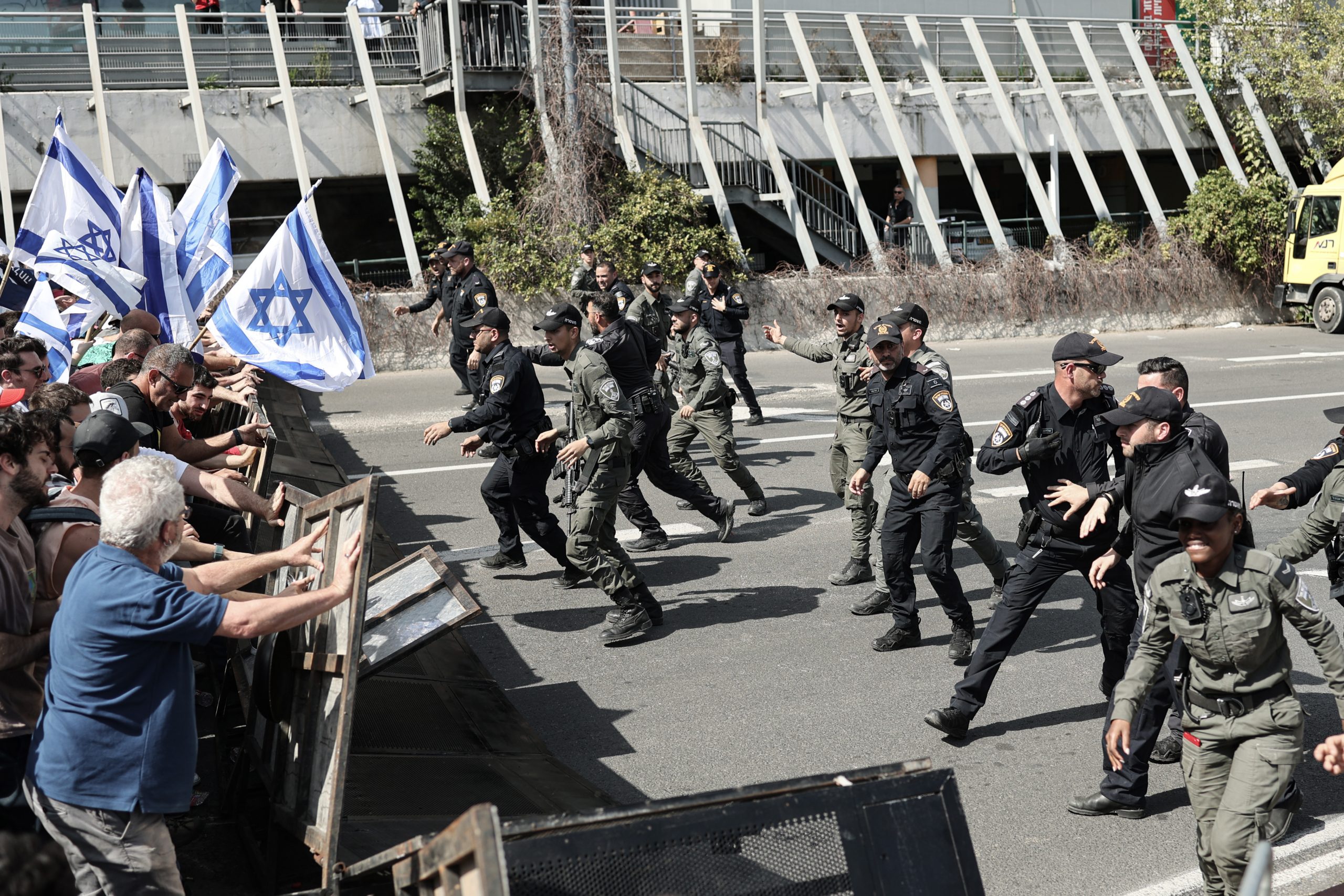 Обстановка в израиле сегодня последние новости. Протесты в Израиле 2023. Митинги в Израиле. Полиция Грузии.