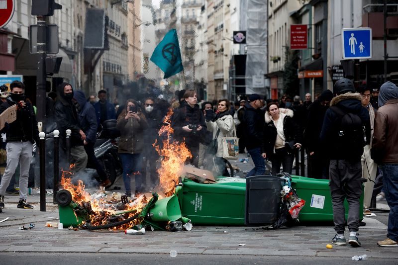 احتجاجات قانون التقاعد في فرنسا قد تطيح بماكرون، رويترز
