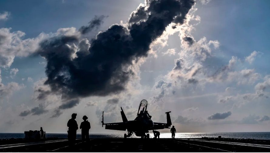 <strong>أفراد طاقم حاملة الطائرات الأمريكية يو إس إس هاري إس ترومان يقفون بجانب طائرة مقاتلة/GettyImages</strong>