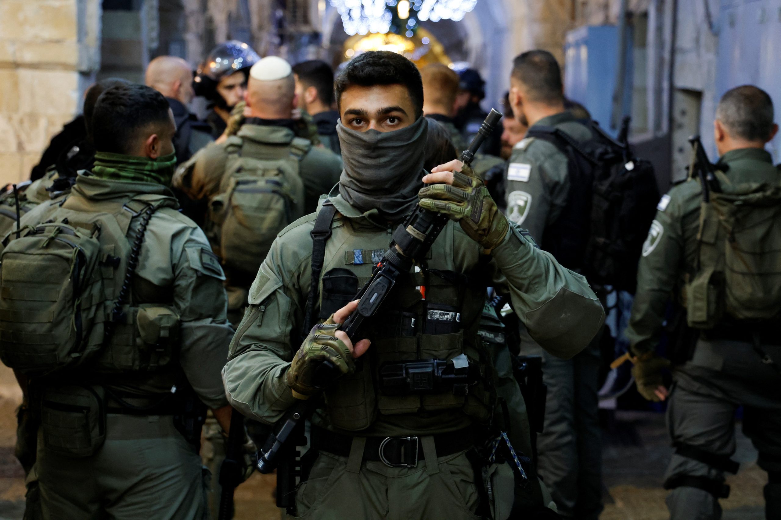 مجلس الأمن يناقش اقتحام “الأقصى” باجتماع مغلق.. وقوات الاحتلال تقمع مظاهرات احتجاجية في مدن الداخل المحتل