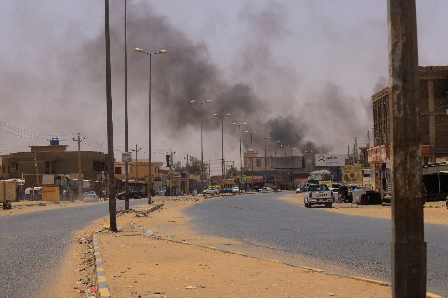 فيديو لإفطار رمضاني تحت أصوات الرصاص في السودان! مدنيون فتحوا مائدة بالشارع رغم الاشتباكات