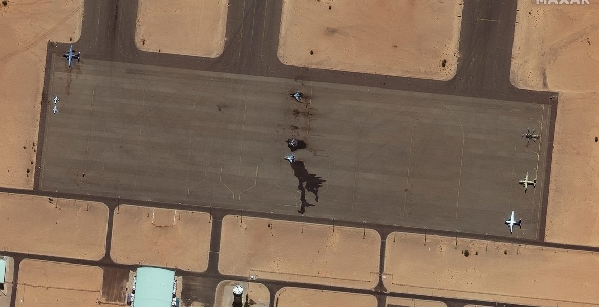 صور أقمار صناعية توثق تدمير طائرة حربية مصرية من طراز ميغ-29 بمطار مروي في السودان / رويترز