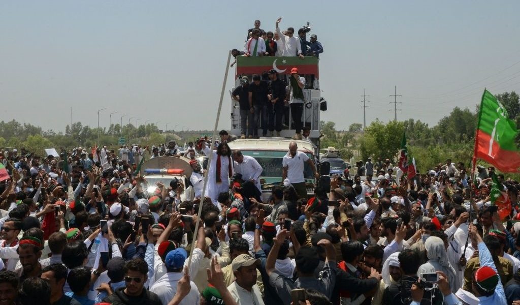 رئيس الوزراء الباكستاني السابق عمران خان يقود مسيرة إلى العاصمة/Getty Images