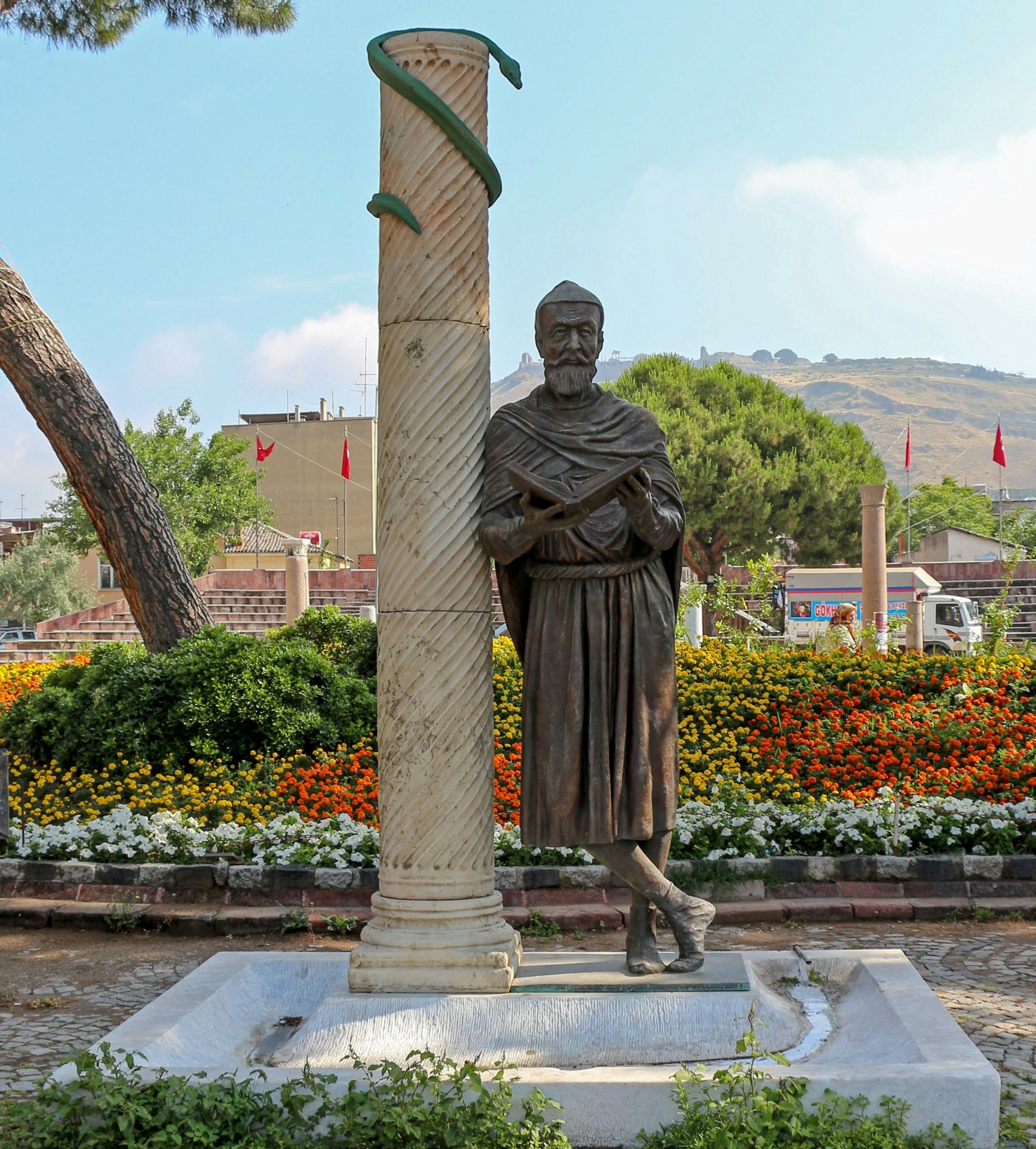 تمثال لجالينوس في مسقط رأسه بمدينة بيرغاموم/ وكيبيديا