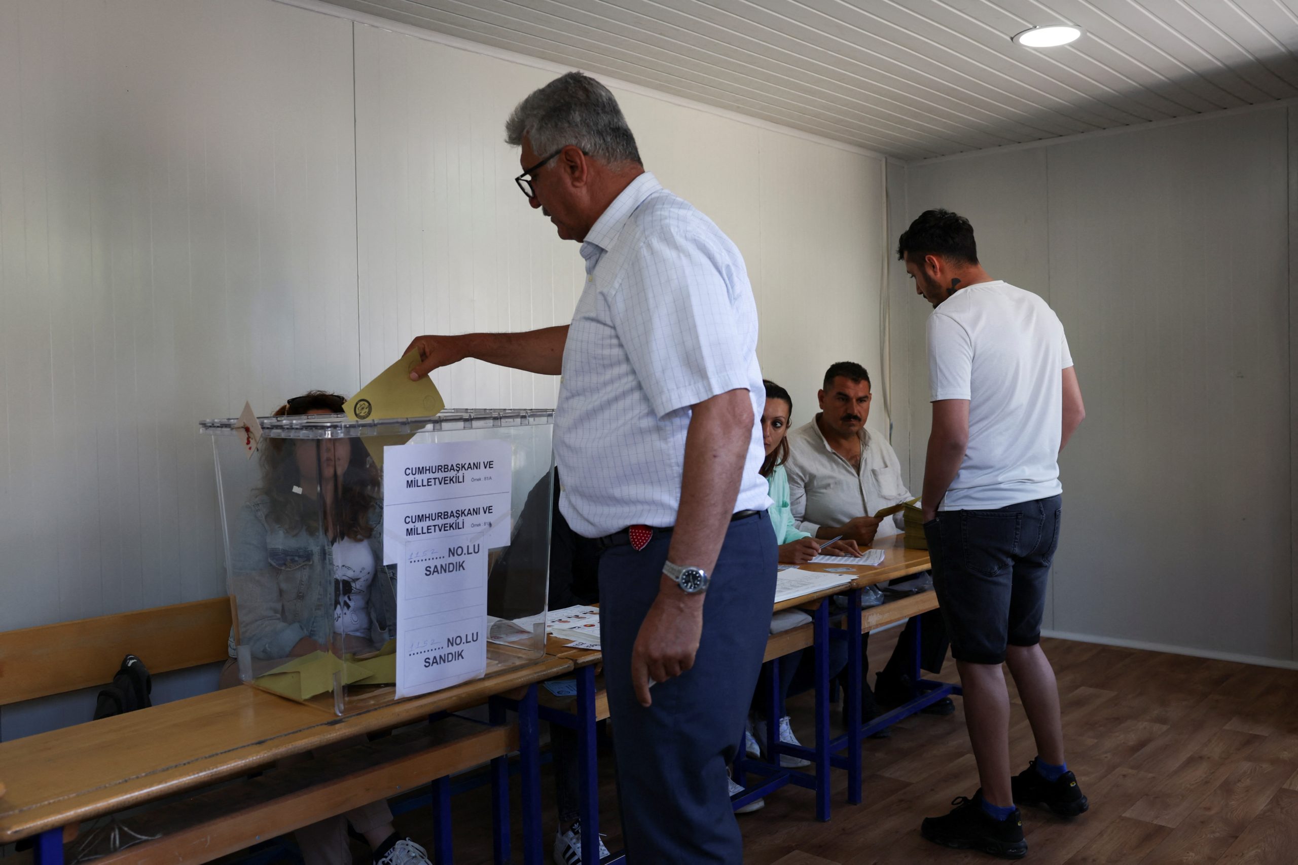 ناخب يدلي بصوته في مركز اقتراع خلال الانتخابات الرئاسية والبرلمانية في ولاية هاتاي التركية/رويترز