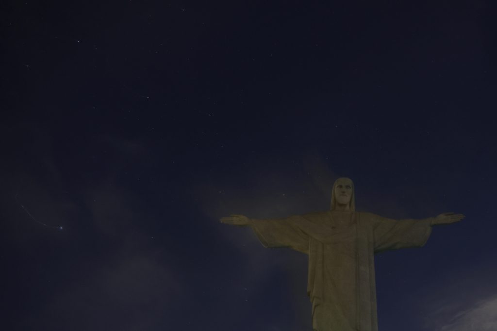 إطفاء أضواء تمثال السيد المسيح الأشهر عالمياً تضامناً مع فينيسيوس جونيور ضد العنصرية - رويترز