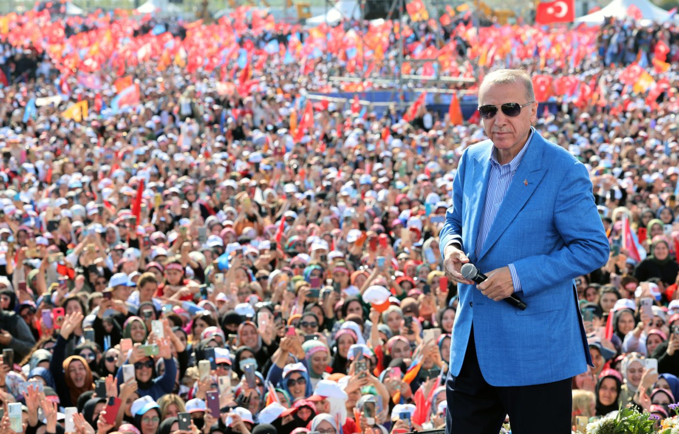“المجلات الأوروبية تشاهدنا الآن”! أردوغان أمام حشد ضخم بإسطنبول: ستلقّنونهم الجواب المناسب (فيديو)